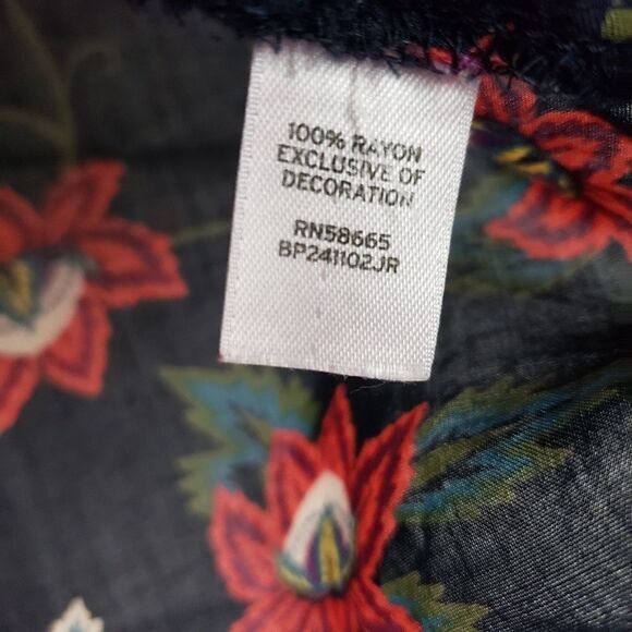 Frenchie cropped floral rayon blouse - Picture 6 of 8